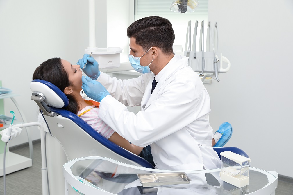 Dr. Bruno Brandalise em atendimento ortodôntico